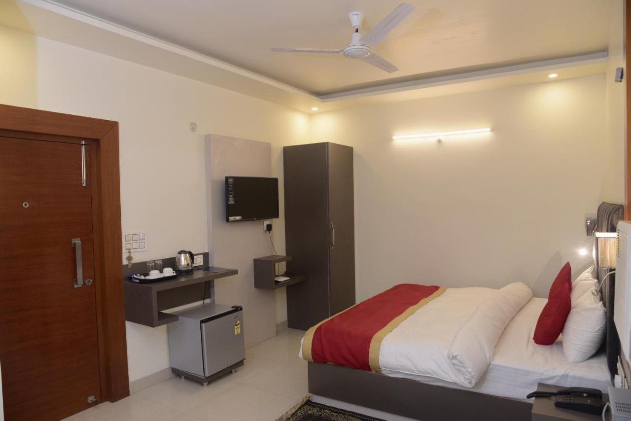 Hotel Le Cypress Bareli Zewnętrze zdjęcie