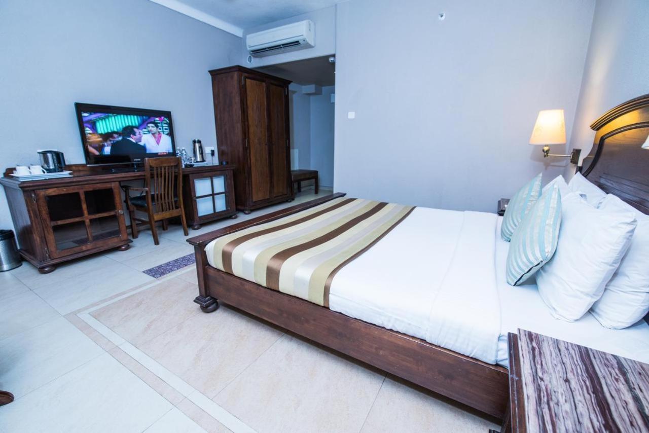 Hotel Le Cypress Bareli Zewnętrze zdjęcie